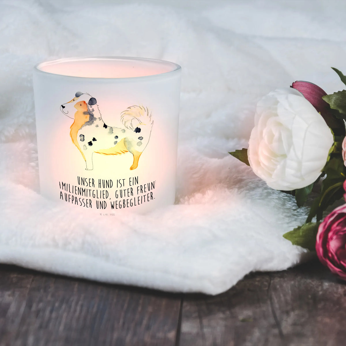 Windlicht Hund Australien Shepherd Balkon Windlicht, Windlicht aus Glas, Milchglas Teelichthalter, Teelichthalter Glas, Tisch Windlicht, Deko Windlicht, tischlicht, dekolicht, Windlicht Satiniert, Teelichthalter, deko kerzenhalter, Garten Windlicht, milchglas windlicht, teelichtleuchter, Terrasse Windlicht, Outdoor Windlicht, Kerzenhalter Glas, Windlicht Klein, Windlicht Glas, tisch kerzenhalter, ambientelicht, teelichthalter klein, glaswindlicht, Kerzenglas, laterne teelicht, Lichtglas, kerzenhalter klein, Windlicht Draußen, Deko Teelichthalter, Glas Teelichthalter, Kerzenhalter, Kerzen Windlicht, kerzenbehälter, stimmungslicht, Windlicht Milchglas, Windlicht Kerzenhalter, lichthalter, glas kerzenhalter, Glaslaterne, Windlicht Deko, Teelicht Glas, Glas Windlicht, Outdoor Kerzenhalter, laterne glas, teelicht windlicht, Hund, Hunderasse, Hundebesitzer, Hundemotiv, Haustier, Tierliebhaber, Sprüche, Spruch, Hundeliebe, Australien Shepherd, Shepherd, Familienhund