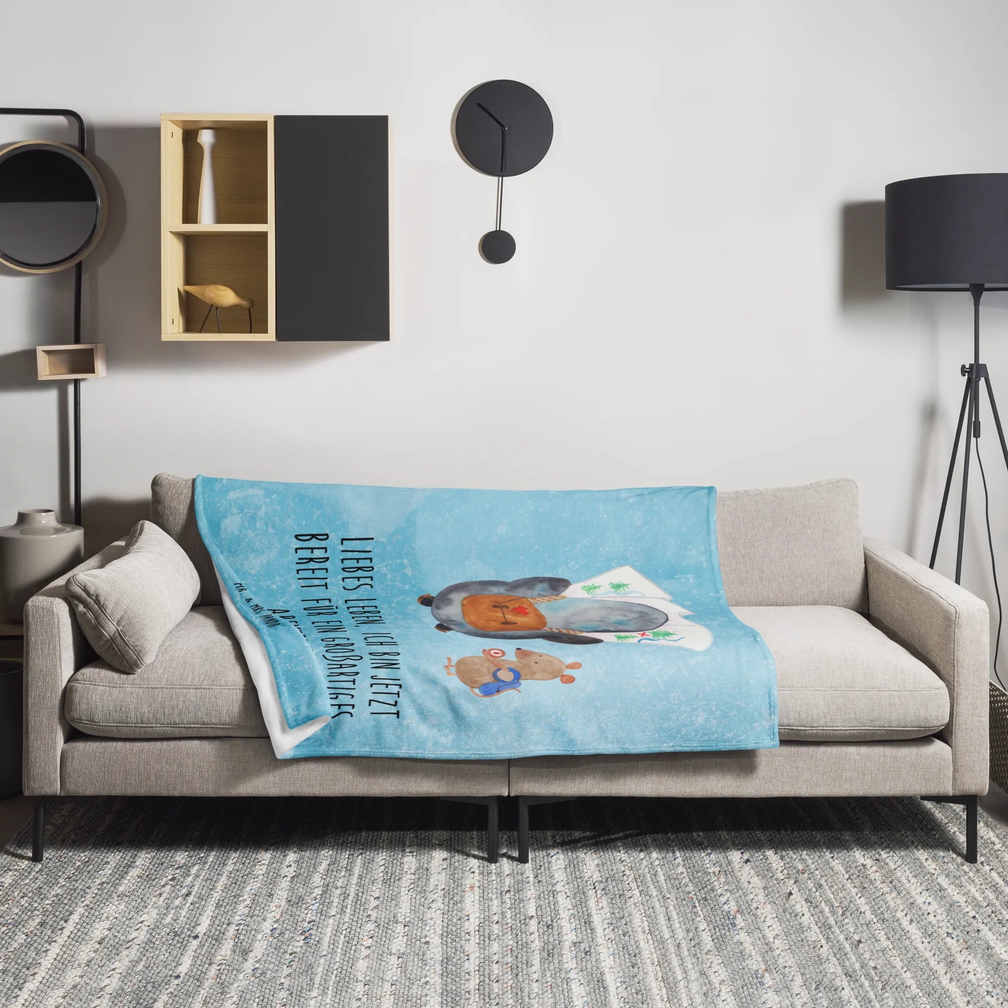 Kuscheldecke Pinguin & Maus Wanderer Wohndecke, Fleece-Kuscheldecke, Warme Decke, Kuschelige Decke, Plüschdecke, Flauschige Kuscheldecke, Decke, Sofadecke, Felloptik Decke, Kuscheldecke, Bettüberwurf, Couchdecke, Sofaüberwurf, Schlafdecke, Tagesdecke, Winterdecke, Flauschige Decke, Plaid, Kunstfelldecke, Mikrofaserdecke, Bettdecke, Pinguin, Wandern, Ausflug, Pinguine, Abenteuer, Wanderlust, Roadtrip, Abenteurer