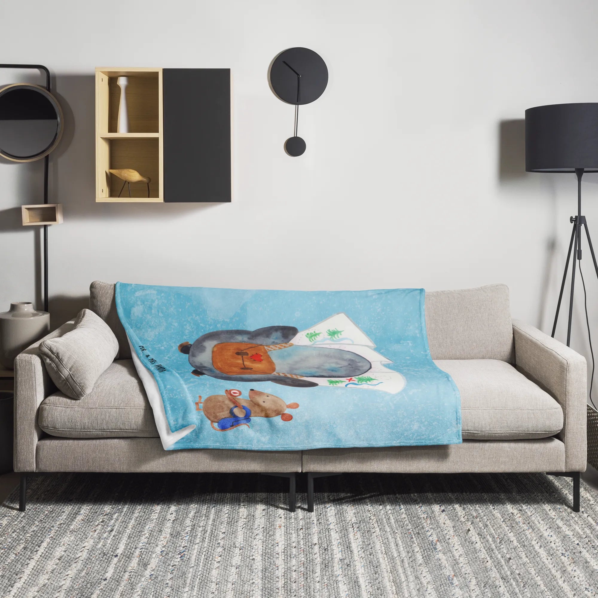 Kuscheldecke Pinguin & Maus Wanderer Wohndecke, Fleece-Kuscheldecke, Warme Decke, Kuschelige Decke, Plüschdecke, Flauschige Kuscheldecke, Decke, Sofadecke, Felloptik Decke, Kuscheldecke, Bettüberwurf, Couchdecke, Sofaüberwurf, Schlafdecke, Tagesdecke, Winterdecke, Flauschige Decke, Plaid, Kunstfelldecke, Mikrofaserdecke, Bettdecke, Pinguin, Wandern, Ausflug, Pinguine, Abenteuer, Wanderlust, Roadtrip, Abenteurer