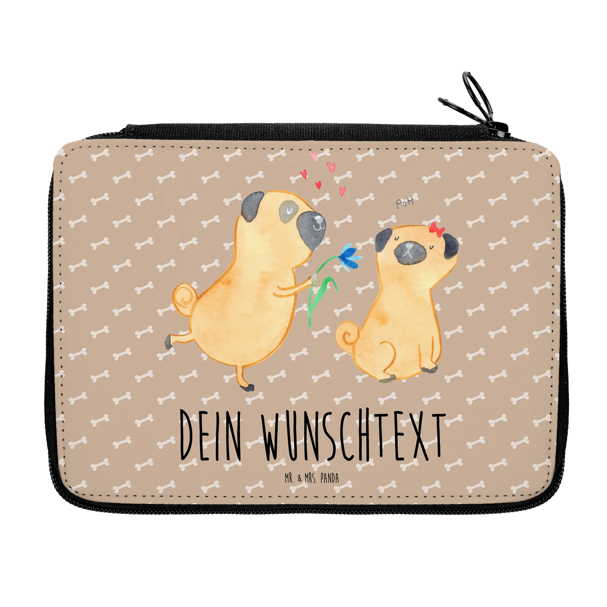 Personalised leather folder pug In love Federtasche personalisiert, PersonalisierteS Stifte Etui, Etui personalisiert, Stifteetui personalisiert, Personalisierte Federtasche, Schlampermäppchen personalisiert, Schulmäppchen personalisiert, Personalisiertes Mäppchen, Personalisierte Stiftetasche, Personalisierte Stiftebox, Stiftemappe mit Namen, Mäppchen mit Wunschname, Etui mit Namen, Federmappe mit Wunschname, Faulenzer personalisiert, Federmäppchen personalisiert, Federmappe mit Namen, Federmäppchen mit Namen, Federmäppchen mit Wunschname, Mäppchen mit Namen, Federmappe personalisiert, Personalisierte Stifterolle, Schulmäppchen mit Namen, PersonalisierteS Federmäppchen, Faulenzer mit Namen, Schlampermäppchen mit Namen, Mäppchen mit Text, Stifterolle mit Namen, Personalisierte Federmappe, Federtasche mit Namen, Stiftebox mit Namen, Personalisiertes Schulmäppchen, Mäppchen personalisiert, Personalisiertes Schlampermäppchen, Sprüche, Hund, Hunderasse, Hundebesitzer, Hundemotiv, Haustier, Tierliebhaber, Liebesspruch. Verlobt, Liebe, Verliebt, Möpse, Mops, Partner, Geschenk Freund, Hundeliebe