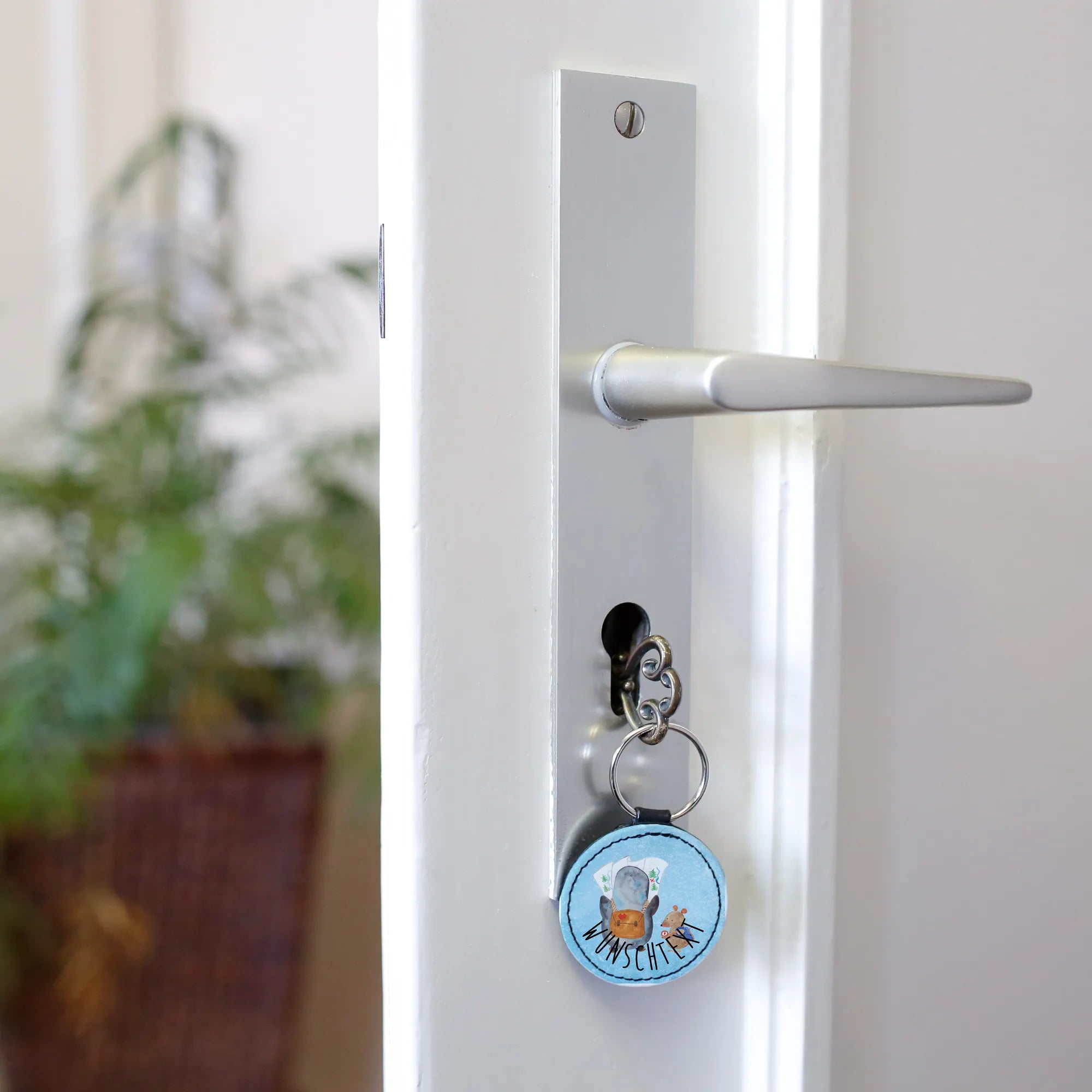 Personalisierter Schlüsselanhänger Pinguin & Maus Wanderer Schlüsselbund personalisiert, Schutzengel personalisiert, Taschenanhänger mit Namen, Kleines Geschenk personalisiert, Taschenanhänger personalisiert, Schutzengel mit Namen, Schlüsselanhänger Bedruckt, Schutzengel Anhänger personalisiert, Geschenk mit Namen, Schlüsselanhänger Mit Botschaft, Individuelle Geschenke mit Namen, Glücksbringer mit Namen, Schlüsselanhänger Mit Koordinaten, Schlüsselanhänger Personalisierbar, Schlüsselanhänger Mit Namen, Schlüsselanhänger zum Selbstgestalten, Schlüsselanhänger Selbst Gestalten, Personalisierbarer Schlüsselanhänger, Schlüsselanhänger personalisiert, Schlüsselanhänger Name, Schlüsselanhänger Mit Initialen, Personalisierter Glücksbringer, Schlüsselanhänger Mit Text, Kleine Geschenke personalisiert, Personalisiertes Geschenk, Personalisierter Anhänger, Anhänger personalisiert, Namensanhänger Schlüssel, Personalisierter Schlüsselanhänger, Personalisierter Taschenanhänger, Schlüsselanhänger Mit Wunschtext, persönliches Geschenk, Schlüsselanhänger Individuell, Anhänger mit Namen, Schlüsselanhänger Mit Widmung, Namensschlüsselanhänger, Personalisierter Schutzengel, Individualisierter Schlüsselanhänger, Geschenkidee personalisiert, Glücksbringer personalisiert, Geschenk personalisierbar, Kleinigkeiten personalisiert, Pinguin, Wandern, Pinguine, Roadtrip, Ausflug, Wanderlust, Abenteurer, Abenteuer