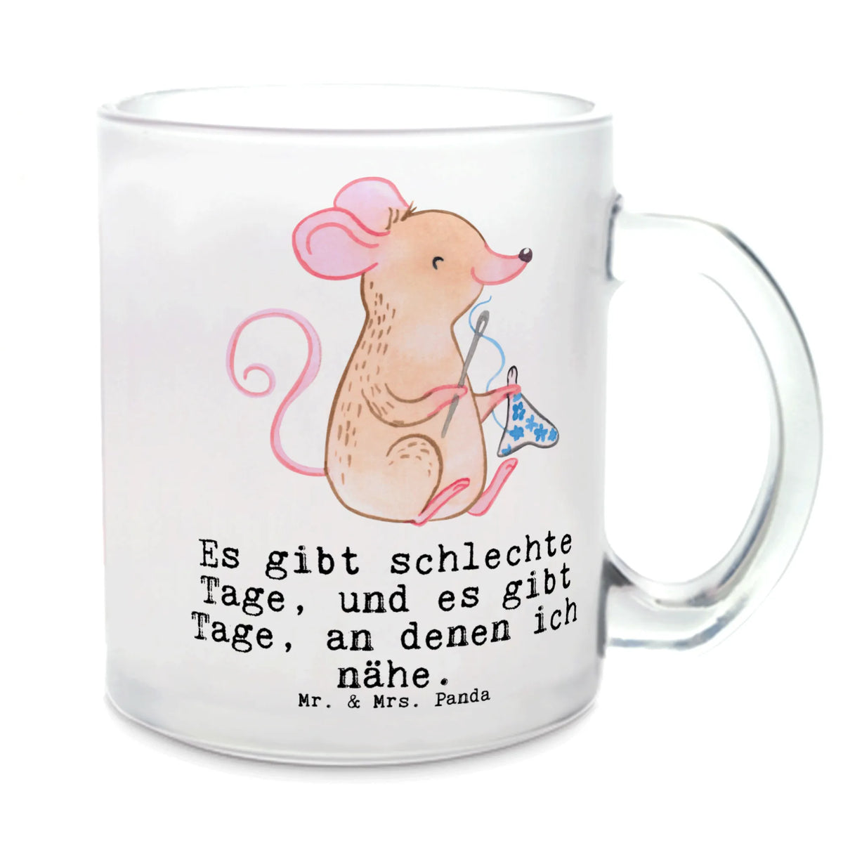 Teetasse Maus Nähen Häferl, Motivtasse, Henkelbecher, Glasbecher, Teetasse, Glas Teebecher, Trinkglas, Pott, Teetasse Glas, Haferl, glastasse, Teeglas, Teetasse aus Glas, getränkeglas, Tee Tasse, Henkeltasse, Kakaotasse, getränkebecher, Geschenk, Schenken, Sport, Sportart, Hobby, Danke, Dankeschön, Auszeichnung, Gewinn, Sportler, Nähkurs, DIY, Kreatives Hobby, Nähmaschine, Nähen