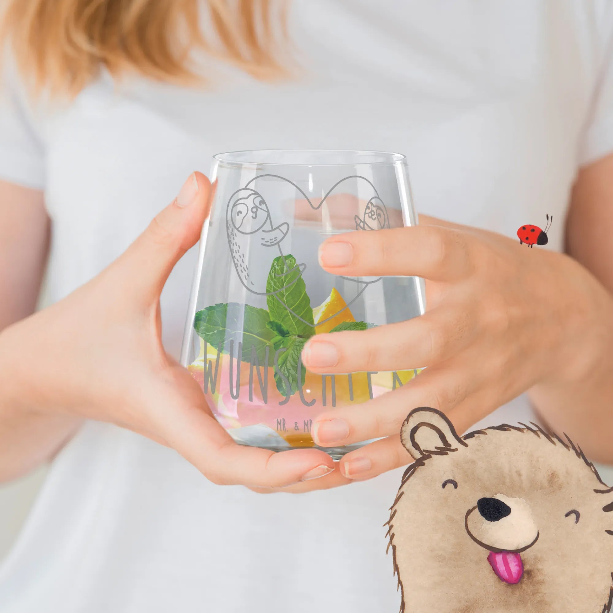 Personalisiertes Cocktail Glas Faultiere Herz Cocktailglas Ohne Stiel Mit Namen, Vintage Cocktailglas Mit Wunschnamen, Design Cocktailglas Mit Namen, Glas mit Namen, Cocktail Glas Mit Wunschnamen, Trinkglas mit Namen, Personalisiertes Cocktailglas, Trinkglas Mit Gravur, Elegantes Cocktailglas Mit Namen, Old-Fashioned Glas Mit Namen, Trinkglas personalisiert, Modernes Cocktailglas Mit Gravur, Rocks Glas Mit Namensgravur, Cocktailglas Mit Namen, Tumbler Mit Namensgravur, Lowball Glas Mit Namensgravur, Cocktailglas Mit Gravur, Cocktailglas personalisiert, graviertes glas, Freundin, Freund, Liebe, Liebesgeschenk, Jahrestag, Verlobung, Partner, Ehemann, Ehefrau, Heiraten, Heiratsantrag, Hocheitstag, Hochzeitstag, Geschenk für Partner, Geschenk für Frauen, Liebesbeweis, für Männer, Valentinstag, Mitbringsel, Geschenk für Freundin, für Ehemann