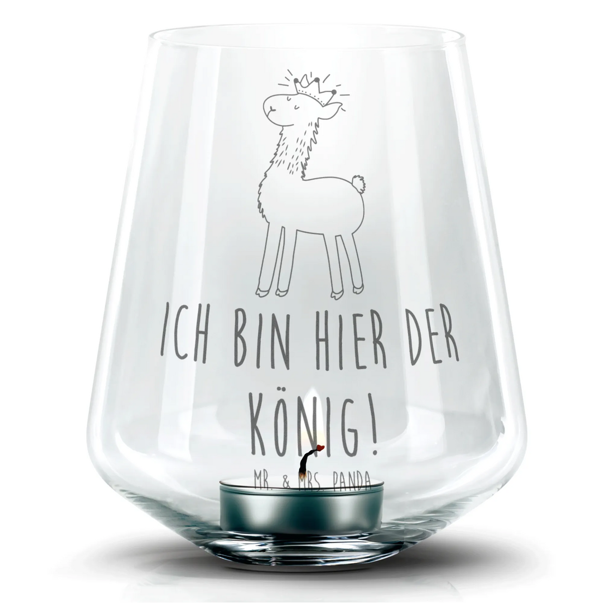 Gravur Windlicht Lama König dekolicht, Teelicht Glas, glas kerzenhalter, Windlicht graviert, Stumpenkerzenhalter, Kerzenglas, Glas Windlicht, Kerzenhalter Glas, Teelichthalter, Laterne mit Gravur, Gravur Laterne, Windlicht Glas, Graviertes Windlicht, windlicht mit gravur, Gravur Teelicht, Kerzenhalter, Deko Windlicht, Gravur Windlicht, gravur glas, windlichtglas, Laterne, Glas Teelichthalter, Lama, Alpaka, Kollegin, Königin, König, Büro Kollege, Mama, Papa, Abitur, Chef, Abi, Vorgesetzter, Lamas, Freundin