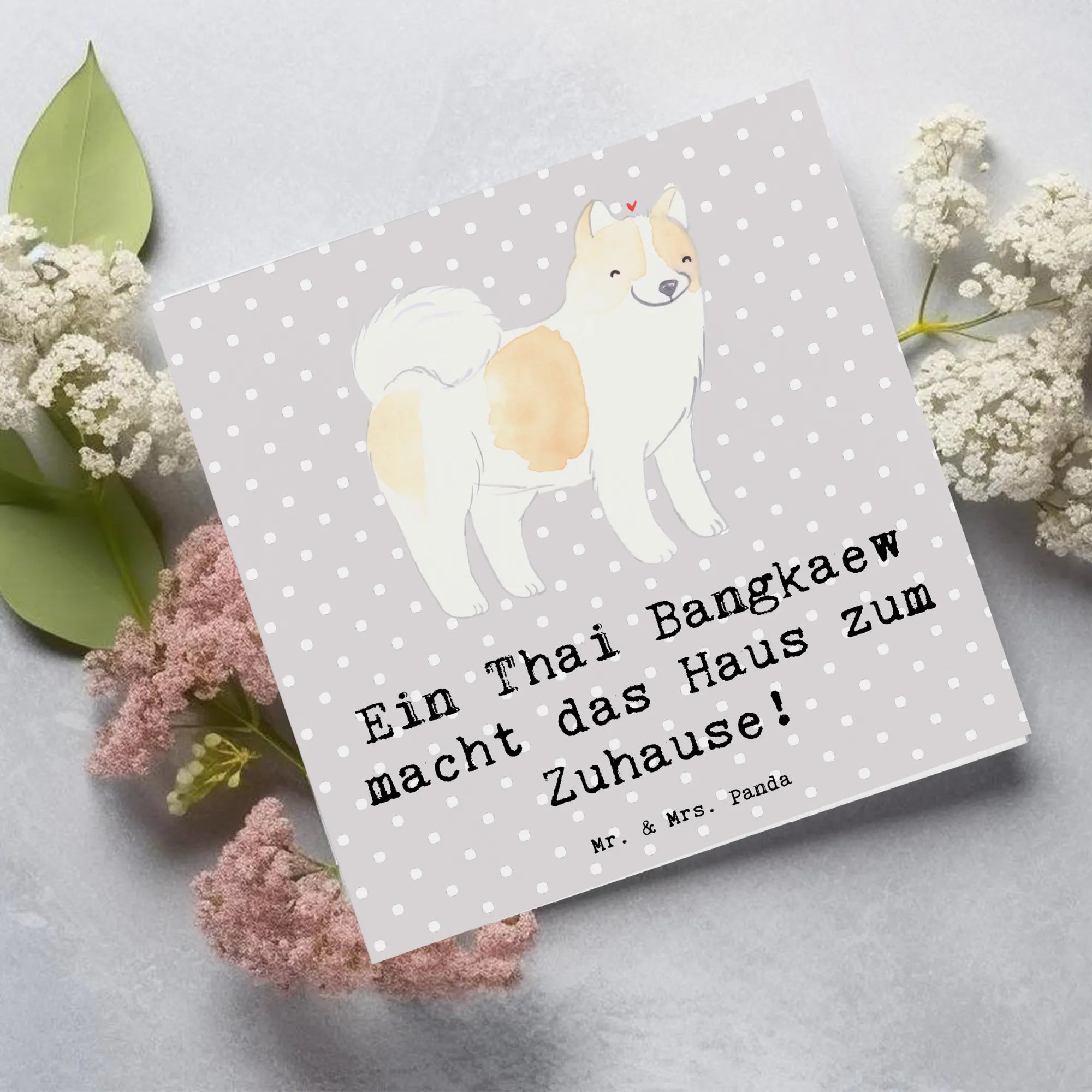 Deluxe Card Ein Thai Bangkaew macht das Haus zum Zuhause! Glückwunschkarte, faltkarte, doppelkarte, Klappkarte, Grußkarte, anlasskarte, Geschenk, Schenken, Hund, Hunderasse, Rassehund, Hundebesitzer, Tierfreund, Welpe