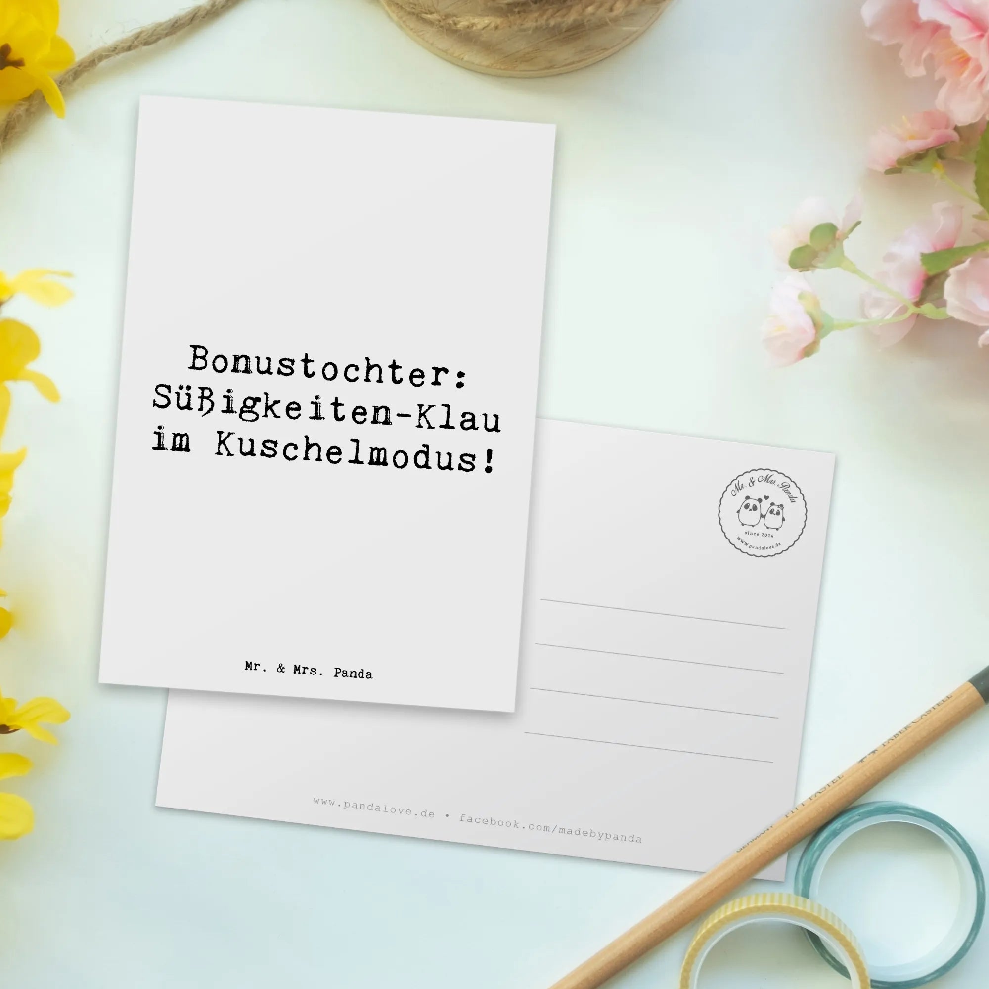 Postcard Saying Bonustochter: Süßigkeiten-Klau im Kuschelmodus! einzelkarte, kunstkarte, bildkarte, Postkarte, Designkarte, spruchkarte, Kunstkarten, Motivkarte, Ansichtskarten, Postkarten, Grußkarte, Ansichtskarte, Fotokarte, Opa, Vatertag, Oma, Papa, Bruder, Mama, Schwester, Muttertag, Familie