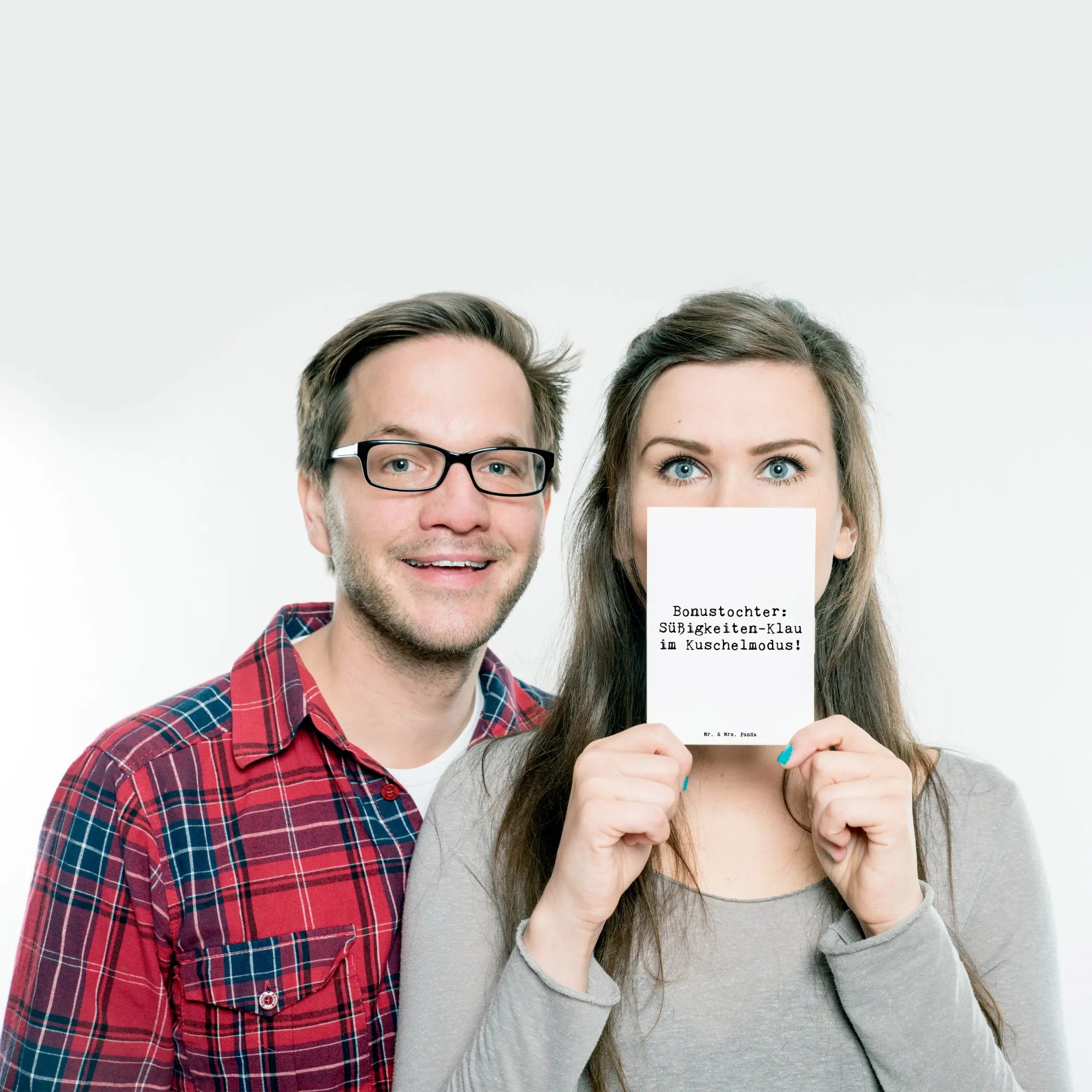 Postcard Saying Bonustochter: Süßigkeiten-Klau im Kuschelmodus! einzelkarte, kunstkarte, bildkarte, Postkarte, Designkarte, spruchkarte, Kunstkarten, Motivkarte, Ansichtskarten, Postkarten, Grußkarte, Ansichtskarte, Fotokarte, Opa, Vatertag, Oma, Papa, Bruder, Mama, Schwester, Muttertag, Familie