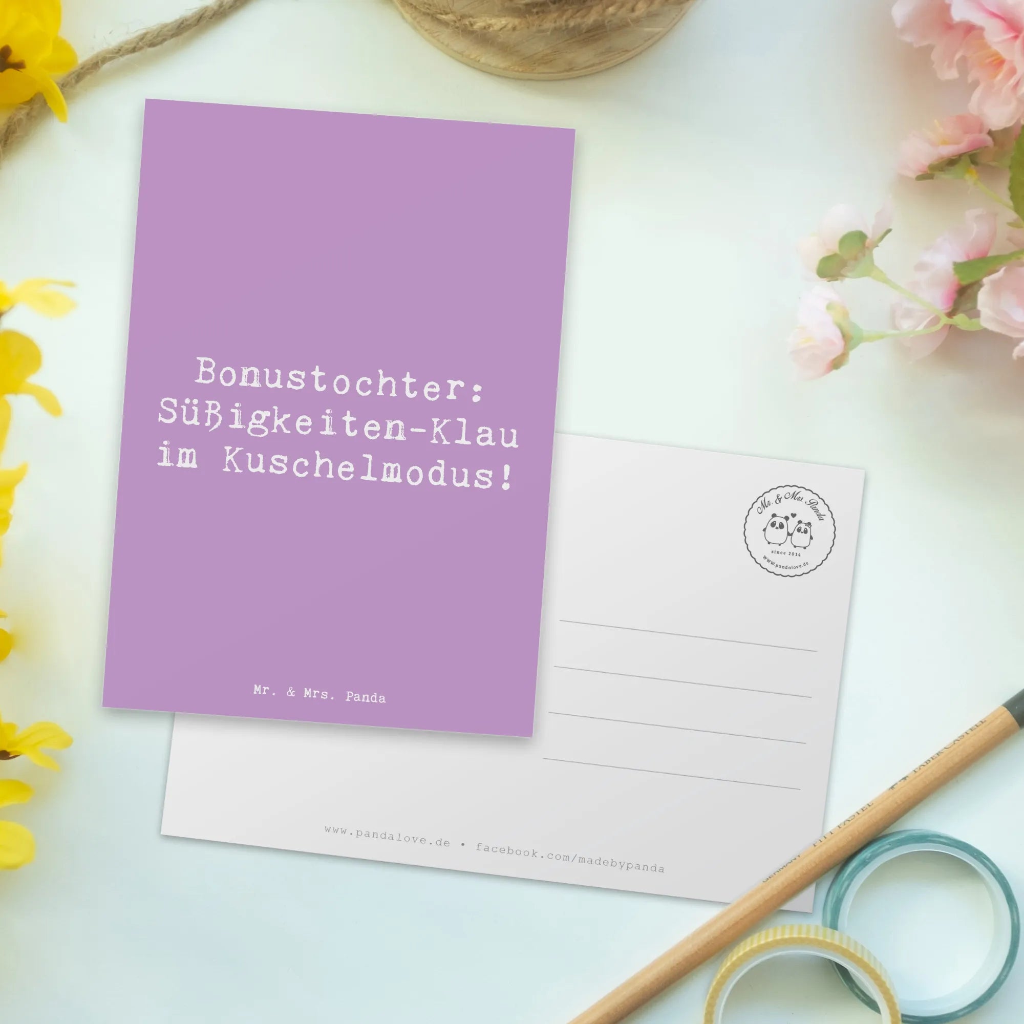 Postcard Saying Bonustochter: Süßigkeiten-Klau im Kuschelmodus! einzelkarte, kunstkarte, bildkarte, Postkarte, Designkarte, spruchkarte, Kunstkarten, Motivkarte, Ansichtskarten, Postkarten, Grußkarte, Ansichtskarte, Fotokarte, Opa, Vatertag, Oma, Papa, Bruder, Mama, Schwester, Muttertag, Familie