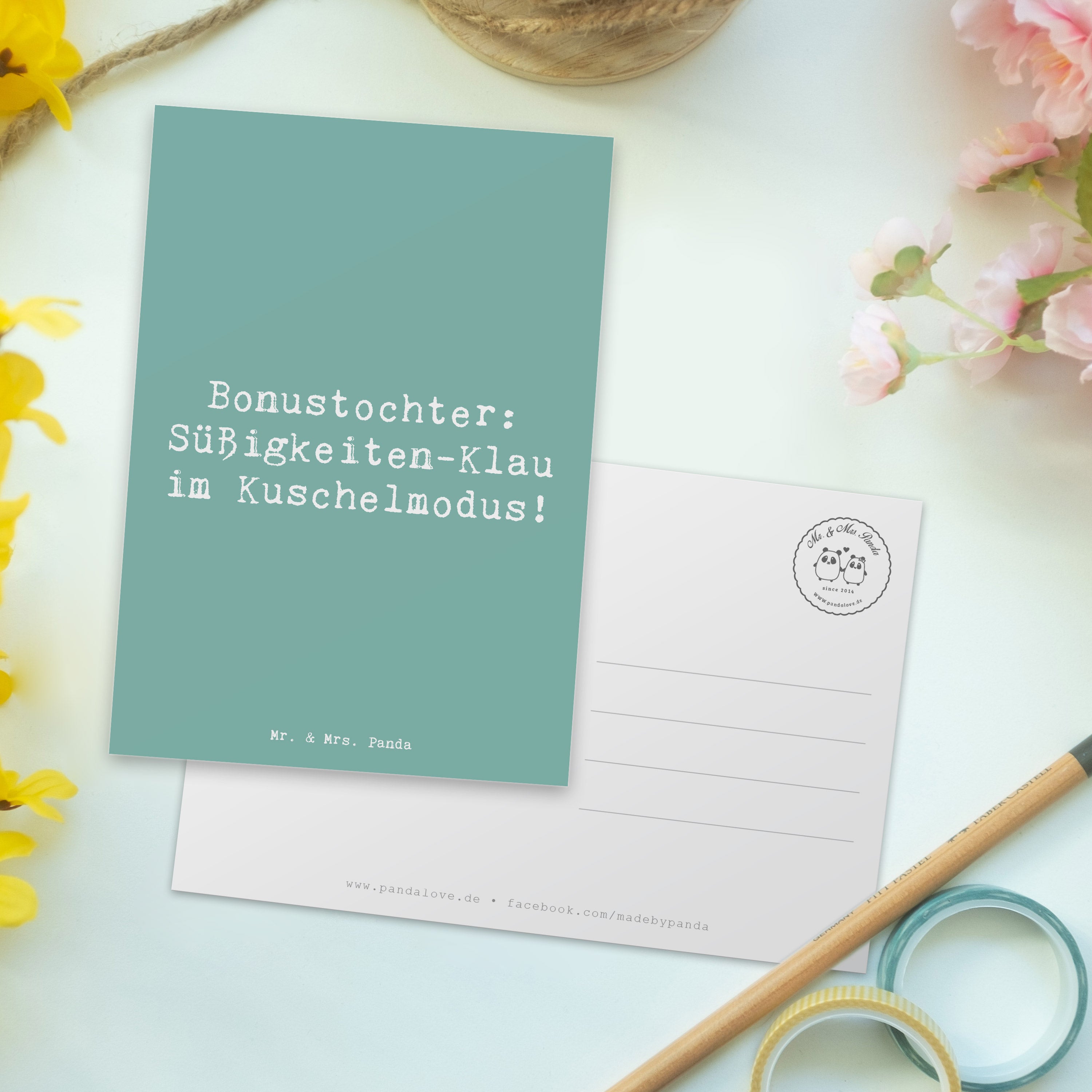 Postcard Saying Bonustochter: Süßigkeiten-Klau im Kuschelmodus! einzelkarte, kunstkarte, bildkarte, Postkarte, Designkarte, spruchkarte, Kunstkarten, Motivkarte, Ansichtskarten, Postkarten, Grußkarte, Ansichtskarte, Fotokarte, Opa, Vatertag, Oma, Papa, Bruder, Mama, Schwester, Muttertag, Familie