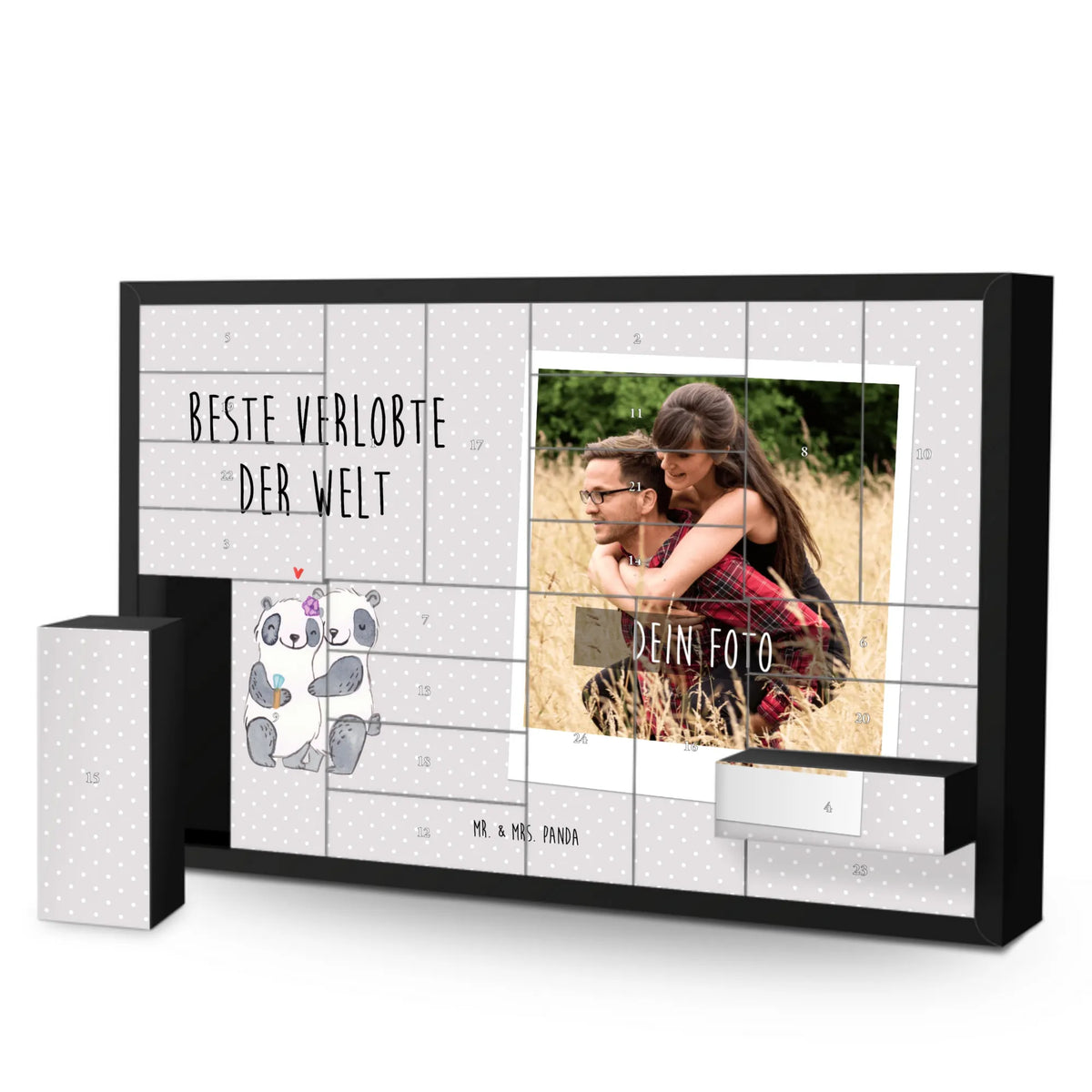Personalisierter Befüllbarer Foto Adventskalender Panda Beste Verlobte der Welt Personalisierter Befüllbarer Foto Adventskalender, Foto Adventskalender, Adventskalender mit Eigenem Bild, Personalisierter Adventskalender, Adventskalender mit Foto, Weihnachtskalender mit Foto, Adventskalender Eigenes Foto, Geschenkidee, Geschenk, Schenken, Mitbringsel, Geburtstag, Geburtstagsgeschenk, für, Danke, Dankeschön, Bedanken, Freude machen, Geschenktipp, Hochzeit, Frau, Ehe, Ehefrau, Traumfrau, Freundin, Verlobung, Verlobte, Verloben, Zukünftige