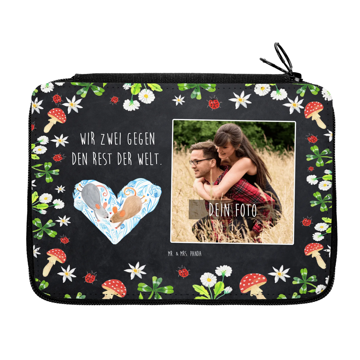 Personalisierte Foto Federmappe Mäuse Herz Schlampermäppchen Foto, Federmappe mit Foto, Foto Federmappe, Etui mit eigenem Foto, Federmäppchen mit Foto, Federmäppchen Bilder, Personalisierte Foto Federmappe, Federmäppchen Foto, Federmappe mit eigenem Foto, Federtasche mit eigenem Foto, Mäppchen mit eigenem Foto, Schlampermäppchen mit Foto, Schlamperetui mit Foto, Federmappe mit Bild, Federtasche Foto, Foto Mäppchen, Mäppchen mit eigenem Bild, Federtasche mit Foto, Federmäppchen mit eigenem Foto, Schreibetui mit Foto, Federmappe mit eigenem Bild, Schuletui mit Foto, Foto Federtasche, Etui mit Foto, Schuletui mit eigenem Foto, Federmappe Bilder, Federmäppchen mit Fotodruck, Federmappe mit Fotodruck, Mäppchen mit Foto, Foto Etui, Federmappe Foto, Freundin, Freund, Liebe, Liebesgeschenk, Jahrestag, Verlobung, Partner, Ehemann, Ehefrau, Heiraten, Heiratsantrag, Hocheitstag, Liebesbotschaft, Maus, Lieblingsmensch, Gemeinsamkeit, Hochzeit, Love, Geschenk für Zwei, Mäuse, Liebesbeweis