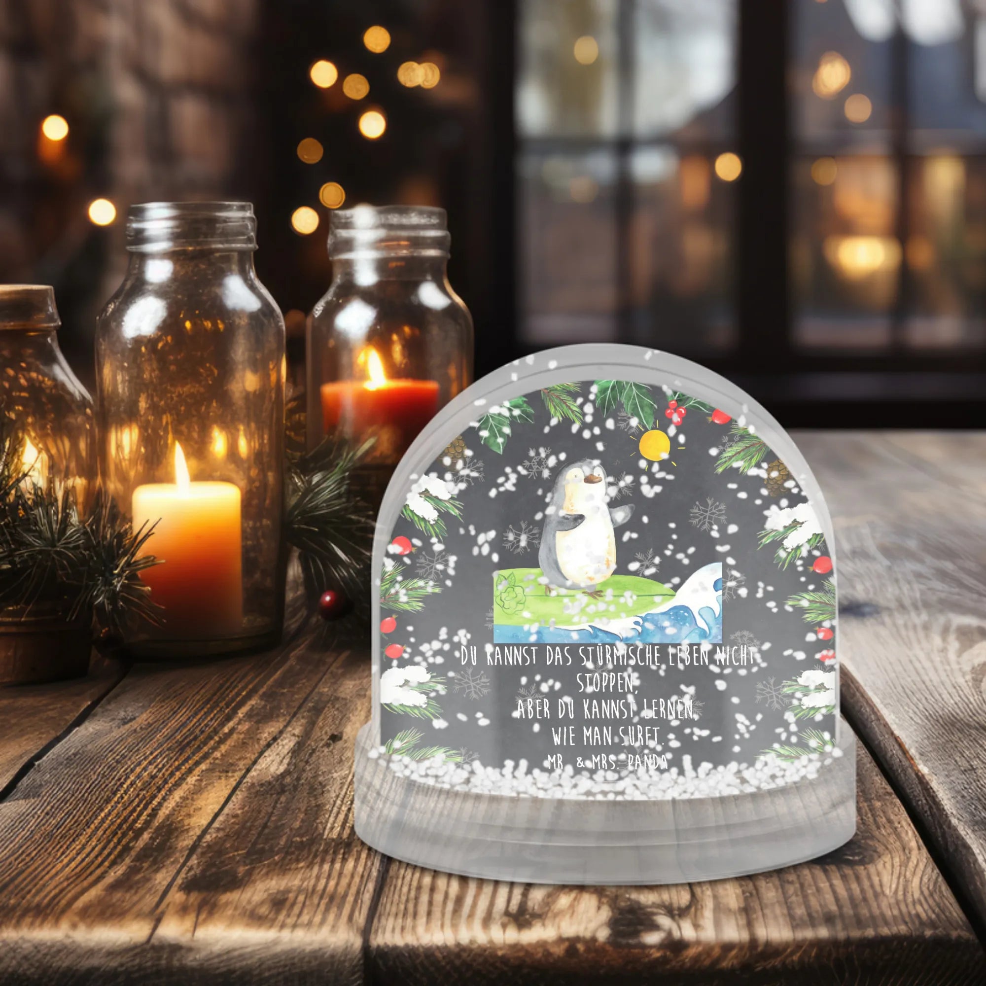 Schneekugel Pinguin Surfer Dekokugel, kunststoff schneekugel, Schneekugel Weihnachten, schneekugel deko, glitzerkugel, wasserkugel, Winterkugel, Deko Schneekugel, schnee kugel, Schneekugel Modern, wohnaccessoire, dekoartikel, Winter-Schneekugel, Souvenir-Schneekugel, Weihnachts Schneekugel, Schneekugel Geschenk, Schneekugel, Spruch-Schneekugel, Schüttelkugel, Motiv-Schneekugel, Große Schneekugel, Pinguin, Pinguine, Surfer, Wellen Reiten, Wellen, Portugal, Surfen, Hawaii, Urlaub