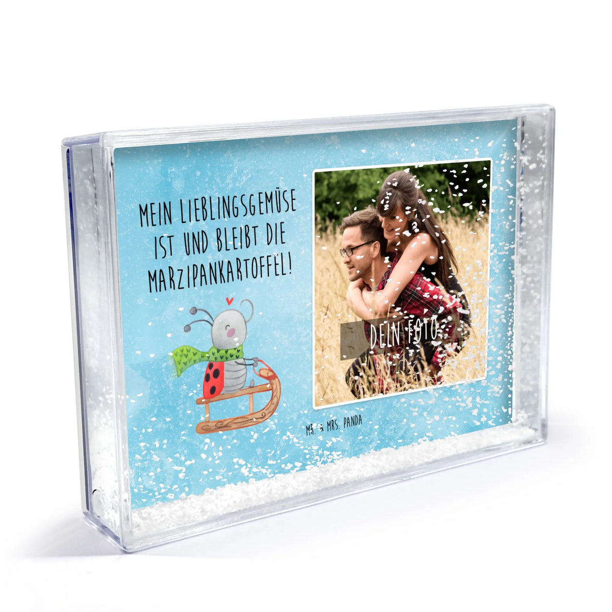 Schüttelrahmen mit Foto Smörle Rodeln Schüttelrahmen mit Foto und Schnee, Bilderrahmen für eigene Fotos, Schüttelrahmen für persönliches Foto, Schüttelrahmen mit eigenem Foto, Schüttelrahmen mit eigenem Bild, Schüttelrahmen mit Bild, Schneeschüttelrahmen mit Foto, Acryl Bilderrahmen mit Foto, Personalisierter Schüttelrahmen, Foto Schüttelrahmen mit Schnee, Schüttelrahmen mit deinem Foto, Bilderrahmen mit eigenem Bild, Schüttelrahmen Wunschfoto, Acrylglas Schüttelrahmen mit Foto, Mr. & Mrs. Panda Schüttelrahmen mit Foto, Foto Schüttelrahmen, Personalisierbarer Fotorahmen mit Foto, Schüttelbilderrahmen mit Foto, Schüttelrahmen mit Foto personalisiert, Schüttelrahmen mit Tiefenwirkung und Foto, Personalisierter Schneebilderrahmen Foto, Bilderrahmen mit Wunschfoto, Schüttelrahmen mit Foto, Schüttelrahmen mit Wunschfoto, Fotorahmen mit eigenem Foto, Personalisierbarer Schüttelrahmen mit Foto, Fotorahmen mit eigenem Bild, Fotobilderrahmen personalisiert, Fotorahmen zum Schütteln mit Foto, Schneerahmen mit Foto personalisiert, Acryl Schüttelrahmen mit Foto, Bilderrahmen mit Foto, Personalisierter Fotorahmen, Bilderrahmen mit Foto zum Schütteln, Foto Schüttelrahmen Acrylglas, Schüttelrahmen eigenes Foto, Personalisierbarer Bilderrahmen mit Foto, Schüttelrahmen Mr. & Mrs. Panda Foto, Rahmen mit Foto, Personalisierter Bilderrahmen, Fotorahmen mit Wunschfoto, Rahmen mit eigenem Foto, Personalisierter Rahmen mit Foto, individueller Schüttelrahmen mit Foto, Fotoschüttelrahmen, Weihnachten, Winter, Weihnachtsdeko, Nikolaus, Advent, Heiligabend, Wintermotiv, Schlittenfahren, Marzipan, Smörle