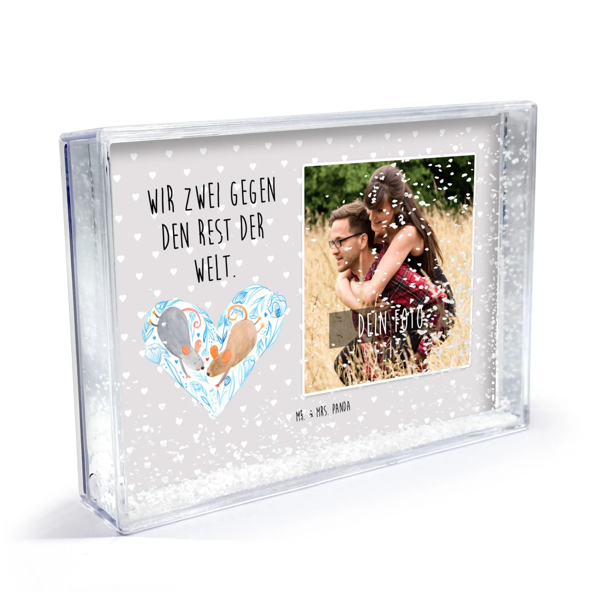 Schüttelrahmen mit Foto Mäuse Herz Personalisierter Rahmen mit Foto, Personalisierter Fotorahmen, Personalisierbarer Schüttelrahmen mit Foto, Acrylglas Schüttelrahmen mit Foto, Schüttelrahmen mit Foto personalisiert, Schüttelrahmen mit Bild, Bilderrahmen mit Foto, Schüttelrahmen mit Wunschfoto, Personalisierter Bilderrahmen, Mr. & Mrs. Panda Schüttelrahmen mit Foto, Bilderrahmen mit eigenem Bild, Personalisierbarer Fotorahmen mit Foto, Schüttelrahmen mit Tiefenwirkung und Foto, Schüttelrahmen Wunschfoto, Personalisierbarer Bilderrahmen mit Foto, Schüttelrahmen eigenes Foto, Foto Schüttelrahmen mit Schnee, Foto Schüttelrahmen, Fotoschüttelrahmen, Personalisierter Schüttelrahmen, Acryl Schüttelrahmen mit Foto, individueller Schüttelrahmen mit Foto, Schüttelrahmen Mr. & Mrs. Panda Foto, Fotorahmen mit eigenem Foto, Bilderrahmen für eigene Fotos, Acryl Bilderrahmen mit Foto, Foto Schüttelrahmen Acrylglas, Bilderrahmen mit Wunschfoto, Schüttelbilderrahmen mit Foto, Rahmen mit Foto, Schüttelrahmen mit deinem Foto, Schüttelrahmen mit eigenem Bild, Fotorahmen zum Schütteln mit Foto, Schüttelrahmen mit Foto, Fotorahmen mit Wunschfoto, Fotobilderrahmen personalisiert, Fotorahmen mit eigenem Bild, Schneerahmen mit Foto personalisiert, Schneeschüttelrahmen mit Foto, Schüttelrahmen mit eigenem Foto, Schüttelrahmen mit Foto und Schnee, Personalisierter Schneebilderrahmen Foto, Rahmen mit eigenem Foto, Schüttelrahmen für persönliches Foto, Bilderrahmen mit Foto zum Schütteln, Freundin, Freund, Liebe, Liebesgeschenk, Jahrestag, Verlobung, Partner, Ehemann, Ehefrau, Heiraten, Heiratsantrag, Hocheitstag, Liebesbotschaft, Lieblingsmensch, Maus, Liebesbeweis, Mäuse, Hochzeit, Love, Gemeinsamkeit, Geschenk für Zwei
