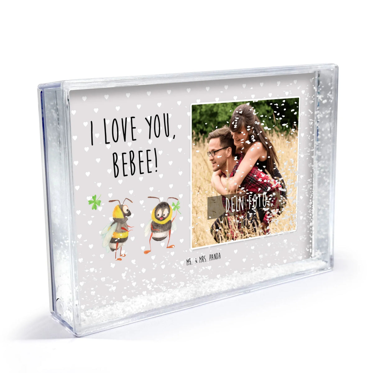Schüttelrahmen mit Foto Bienen Paar Mr. & Mrs. Panda Schüttelrahmen mit Foto, Acrylglas Schüttelrahmen mit Foto, Foto Schüttelrahmen Acrylglas, Personalisierbarer Bilderrahmen mit Foto, Acryl Schüttelrahmen mit Foto, Schüttelrahmen Wunschfoto, Schneeschüttelrahmen mit Foto, Personalisierbarer Fotorahmen mit Foto, Personalisierbarer Schüttelrahmen mit Foto, Bilderrahmen mit Foto, Personalisierter Rahmen mit Foto, Fotorahmen zum Schütteln mit Foto, Schüttelrahmen mit Bild, Schüttelrahmen mit Tiefenwirkung und Foto, Personalisierter Fotorahmen, Foto Schüttelrahmen mit Schnee, Schneerahmen mit Foto personalisiert, Schüttelbilderrahmen mit Foto, Fotorahmen mit eigenem Bild, Bilderrahmen mit eigenem Bild, Rahmen mit Foto, Personalisierter Schüttelrahmen, Schüttelrahmen mit eigenem Foto, Bilderrahmen für eigene Fotos, Schüttelrahmen Mr. & Mrs. Panda Foto, Schüttelrahmen mit Foto, Fotorahmen mit Wunschfoto, individueller Schüttelrahmen mit Foto, Personalisierter Schneebilderrahmen Foto, Schüttelrahmen eigenes Foto, Bilderrahmen mit Wunschfoto, Personalisierter Bilderrahmen, Schüttelrahmen mit Foto personalisiert, Fotorahmen mit eigenem Foto, Rahmen mit eigenem Foto, Schüttelrahmen mit eigenem Bild, Bilderrahmen mit Foto zum Schütteln, Fotobilderrahmen personalisiert, Schüttelrahmen für persönliches Foto, Schüttelrahmen mit deinem Foto, Foto Schüttelrahmen, Acryl Bilderrahmen mit Foto, Fotoschüttelrahmen, Schüttelrahmen mit Foto und Schnee, Schüttelrahmen mit Wunschfoto, Freundin, Freund, Liebe, Liebesgeschenk, Jahrestag, Verlobung, Partner, Ehemann, Ehefrau, Heiraten, Heiratsantrag, Hocheitstag, Geschenk für Frauen, Geschenk für Partner, Liebesbeweis, Schildkröten, Mitbringsel, Geschenk für Freundin, für Männer, für Ehemann, Valentinstag, Hochzeitstag, Verliebte Schildkröten