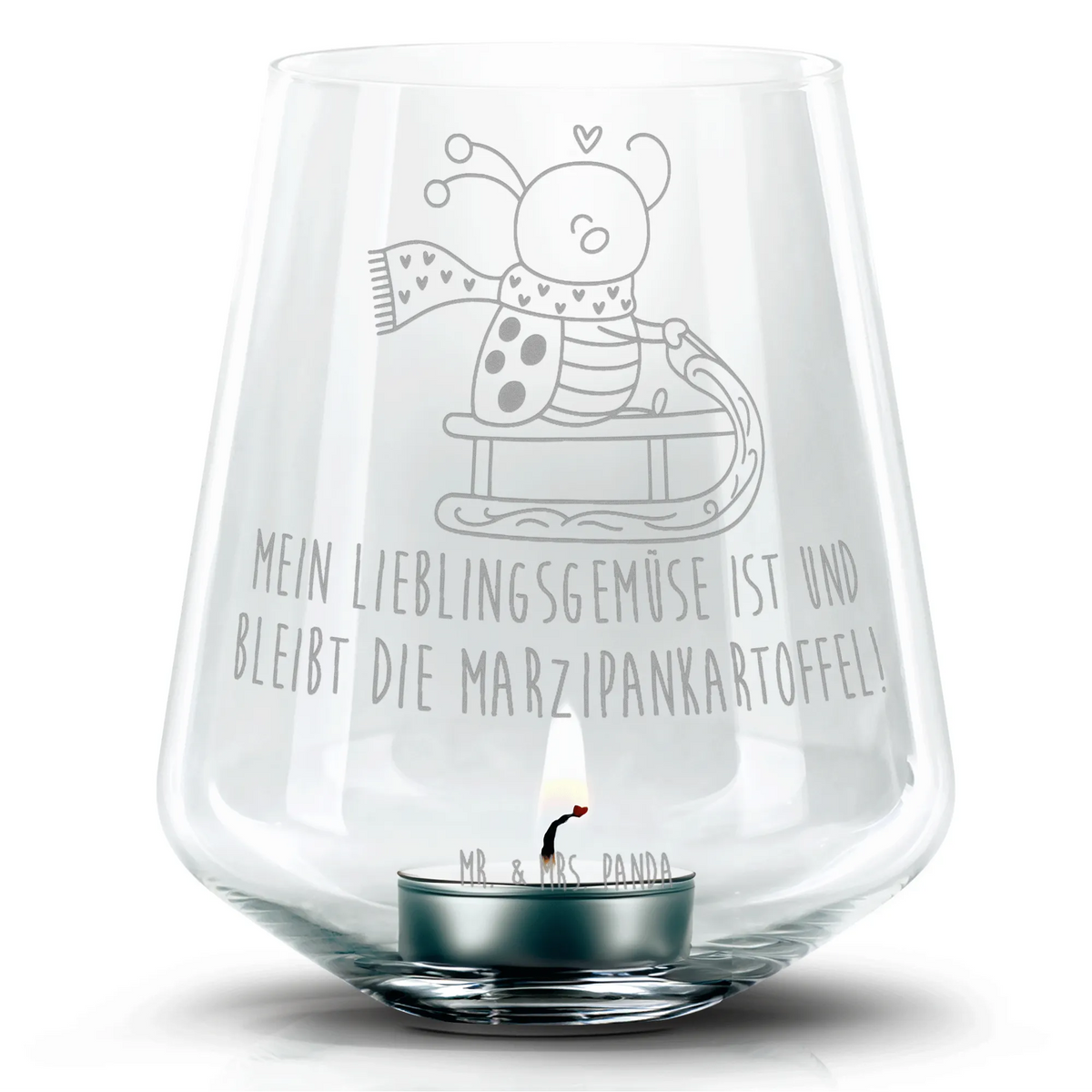 Gravur Windlicht Smörle Rodeln Laterne, gravur glas, windlichtglas, Teelichthalter, Teelicht Glas, Kerzenglas, Stumpenkerzenhalter, Gravur Laterne, Gravur Windlicht, Windlicht Glas, Gravur Teelicht, Glas Windlicht, Graviertes Windlicht, Glas Teelichthalter, dekolicht, Kerzenhalter, Windlicht graviert, Kerzenhalter Glas, glas kerzenhalter, Deko Windlicht, Laterne mit Gravur, windlicht mit gravur, Weihnachten, Winter, Weihnachtsdeko, Nikolaus, Advent, Heiligabend, Wintermotiv, Smörle, Marzipan, Schlittenfahren