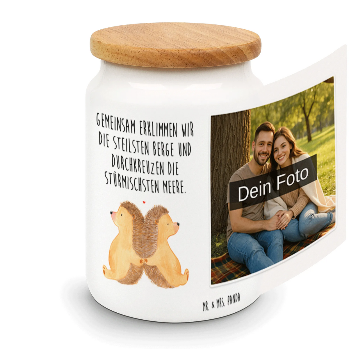 Personalisierte Foto Vorratsdose Igel händchenhaltend Dose mit Foto, Foto Dose, Keramikdose mit Bild, Vorratsdose Bedrucken Lassen, Personalisierte Keksdose, Dose mit Fotodruck, Dose Bild bedrucken, Vorratsdose Foto, Foto Vorratsdose, Vorratsdose Mit Bild, Fotodose, Foto Plätzchendose, Keksdose Bild, Keramikdose Foto, Personalisierte Fotodose, Foto Gebäckdose, Foto Keksdose, Fotodruck Keksdose, Personalisierte Keksdose Foto, Vorratsdose Mit Foto, Keksdose mit Foto, Küchenbox Mit Bild, Gebäckdose mit Foto, Keksdose personalisiert Foto, Fotogeschenk Dose, Fotodose mit Deckel, Fotogeschenk Keksdose, Freundin, Freund, Liebe, Liebesgeschenk, Jahrestag, Verlobung, Partner, Ehemann, Ehefrau, Heiraten, Heiratsantrag, Hocheitstag, Igel, Gemeinsamkeit, Lieblingsmensch, Hand in Hand, Hochzeit, Liebesbeweis, Igelliebe, Große Liebe, Love, Liebesbotschaft, Geschenk für Zwei
