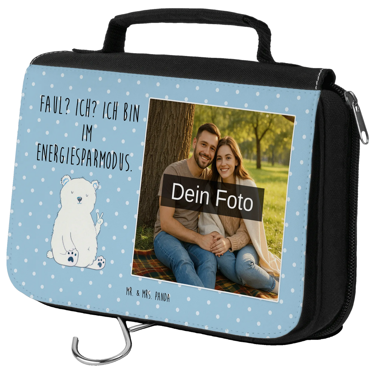 Personalisierter Foto Kulturbeutel Eisbär Faul Kulturtasche Foto, Kulturtasche Mit Bild, Foto Kosmetikbeutel, Kulturbeutel Mit Foto, Schminktasche Mit Foto, Fotogeschenk Kosmetiktasche, Waschbeutel Mit Eigenem Foto, Fotogeschenk Kulturbeutel, Kosmetikbeutel mit Foto, Reisebeutel Mit Foto, Kosmetiktasche Mit Foto, Waschtasche Foto, Kulturtasche mit Foto, Kosmetikbeutel Foto, Foto Kulturbeutel, Toilettentasche Mit Wunschbild, Kosmetiktasche Foto, Waschtasche mit Foto, Kulturbeutel Foto, Necessaire Mit Bild, Teddy, Bär, Teddybär, Nordpol, Entspannen, Faul, Relaxen, Arbeitsplatz, Homeoffice, Bürojob, Arbeit, Büro, Eisbär