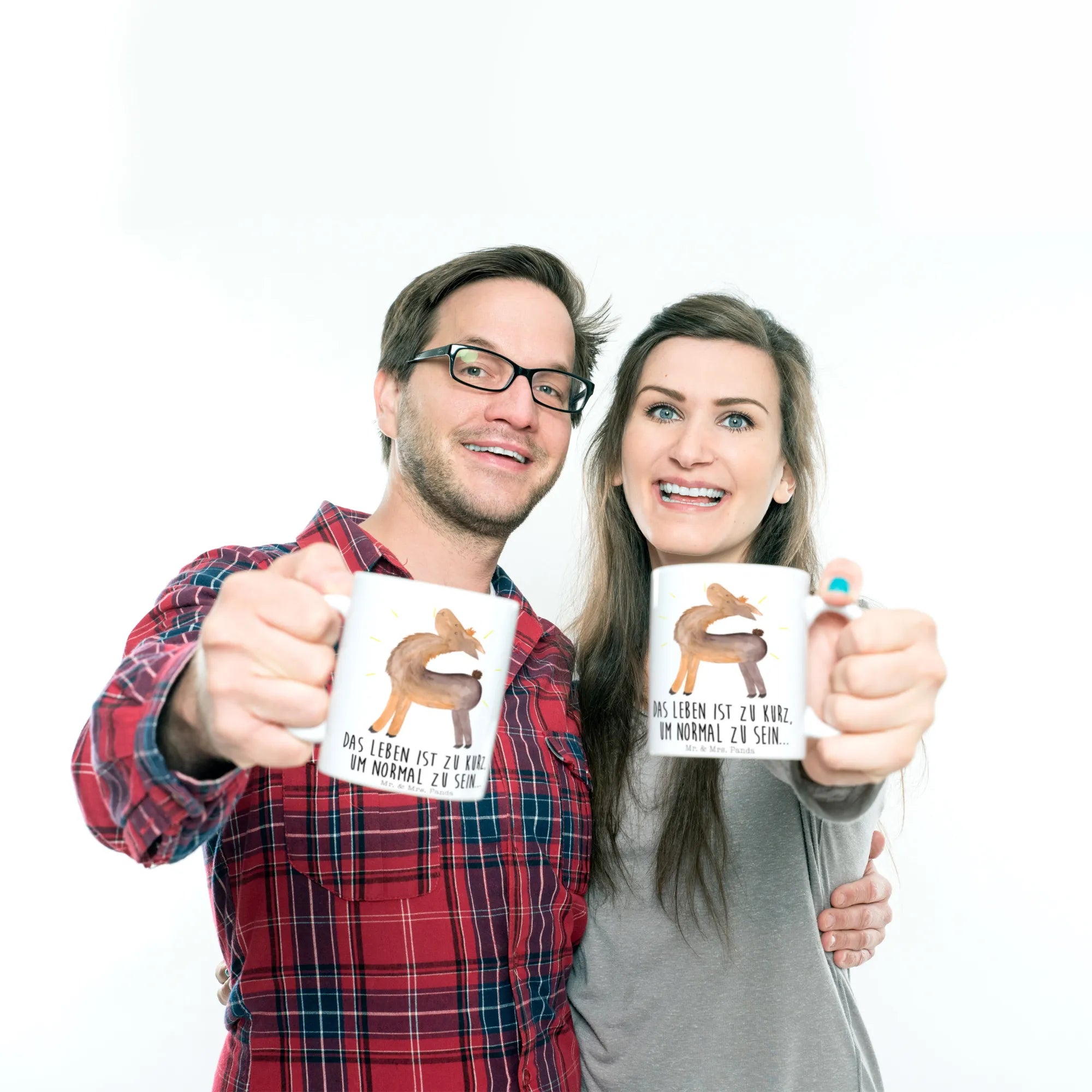Tasse Lama Stolz kaffeetasse bedruckt, Henkelpott, Bürobecher, Henkeltasse, Tasse mit Motiv, cappuccinotasse, Henkelbecher, Geschenktasse, hochwertige tasse, milchtasse, Bedruckte Tasse, Designtasse, Tasse mit Spruch, kakaobecher, kaffeebecher keramik, Motivtasse, Keramiktasse, heißgetränkebecher, Teepott, tasse für büro, Becher, Sprüchetasse, schöne tasse, Tasse, Kakaotasse, Kaffeebecher, milchkaffeetasse, kaffeebecher bedruckt, kaffeetasse keramik, Dekotasse, Kaffeetasse, Teetasse, statement tasse, Keramikbecher, Trinkbecher, Trinktasse, design tasse, Kaffeepott, Pott, Bürotasse, haferl, Frühstückstasse, Frühstücksbecher, tasse für kaffee, Teebecher, Alpaka, Lama, Family, Kumpel, Anders, Freundin, Lamas, Neustart, Außenseiter, Beste Freundin, Freundinnen, Stolz, Hippie, Familie